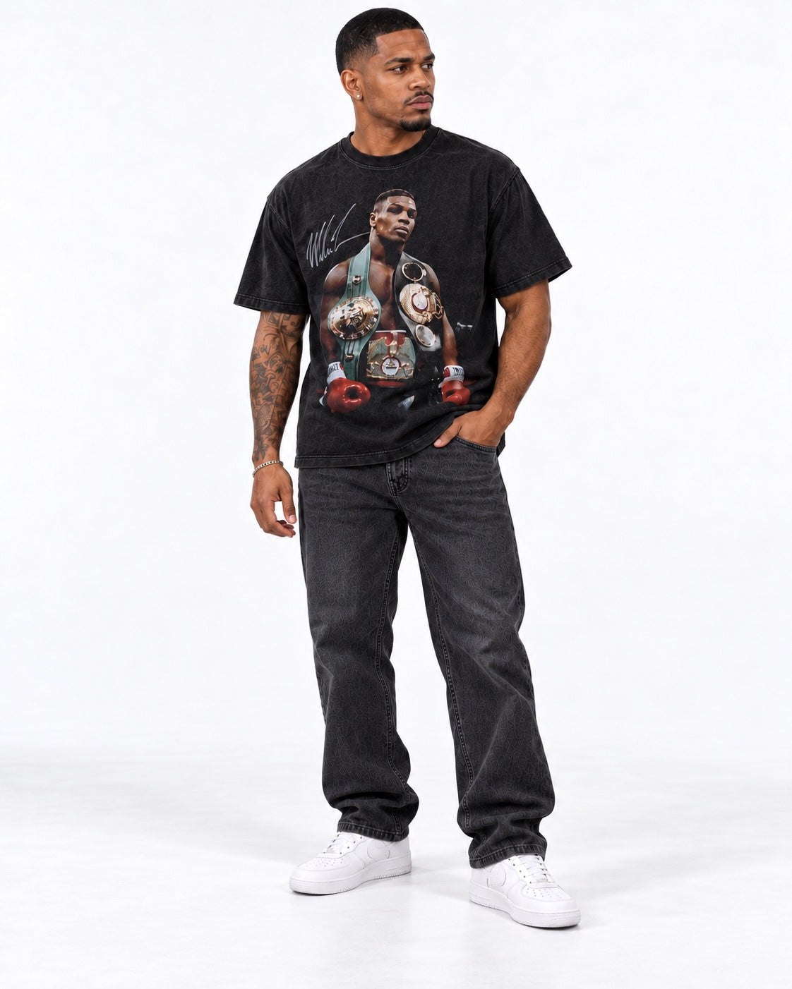 Modelo masculino de frente con la camiseta Mike Tyson Cinturones