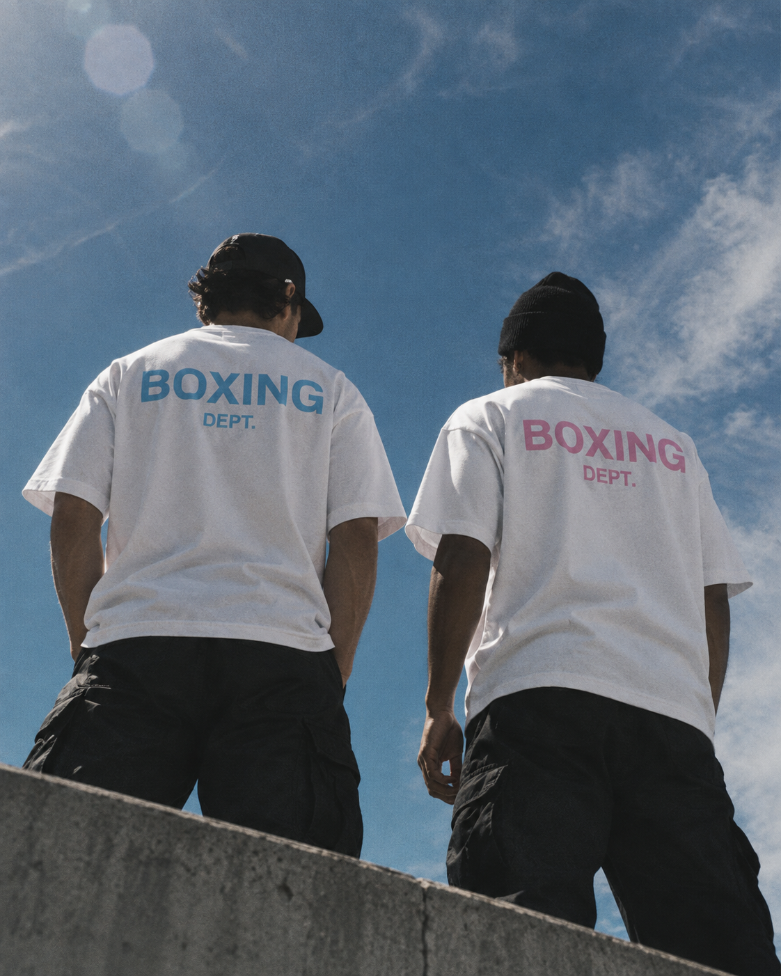 Cuatro modelos con camisetas oversized Boxing Dept. de Graphic Techne, dos estampadas con boxeadores y dos con el logo Boxing Dept. en la espalda