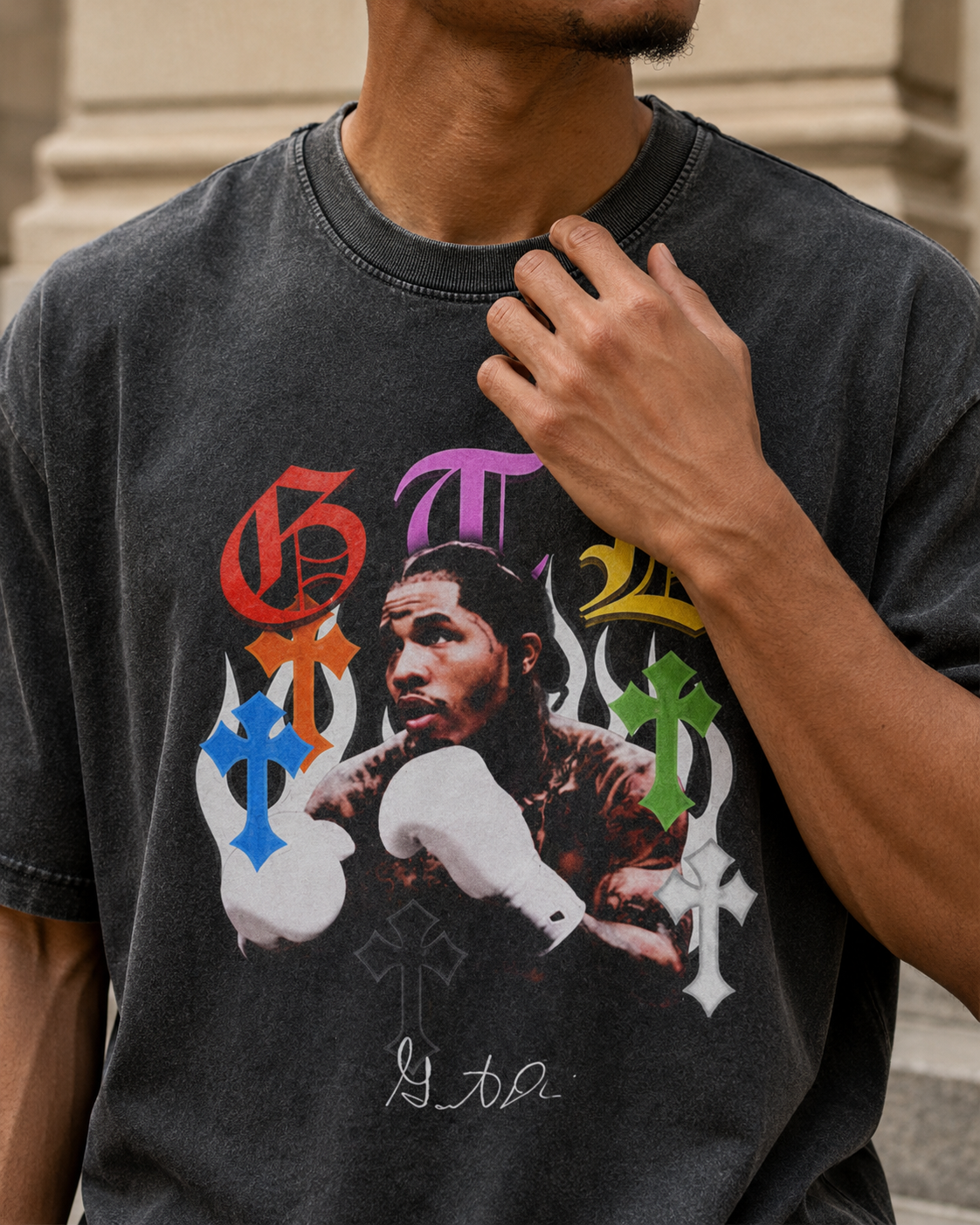 Detalle del estampado Gervonta Davis Chrome en camiseta negra lavada de Graphic Techne, letras GTD con cruces de colores