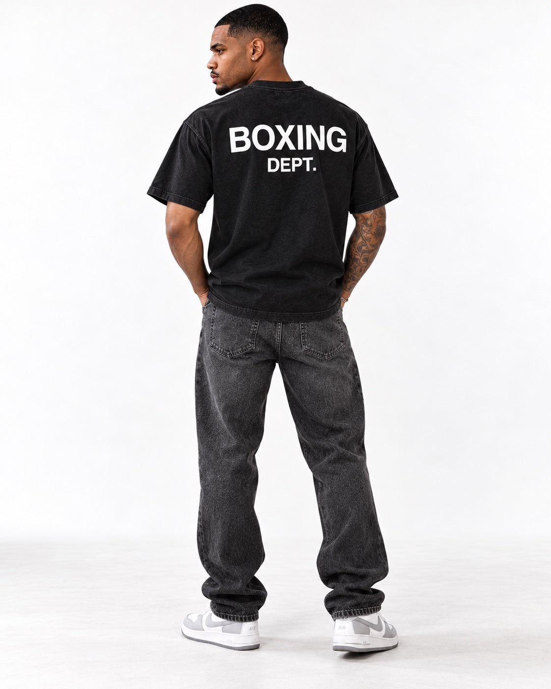 Modelo masculino de espalda con la camiseta Boxing Dept. negra