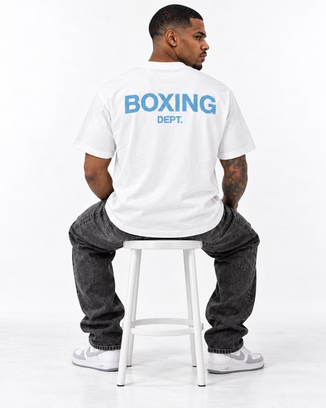 Modelo con camiseta oversize de boxeo de Graphic Techne, vista alterna