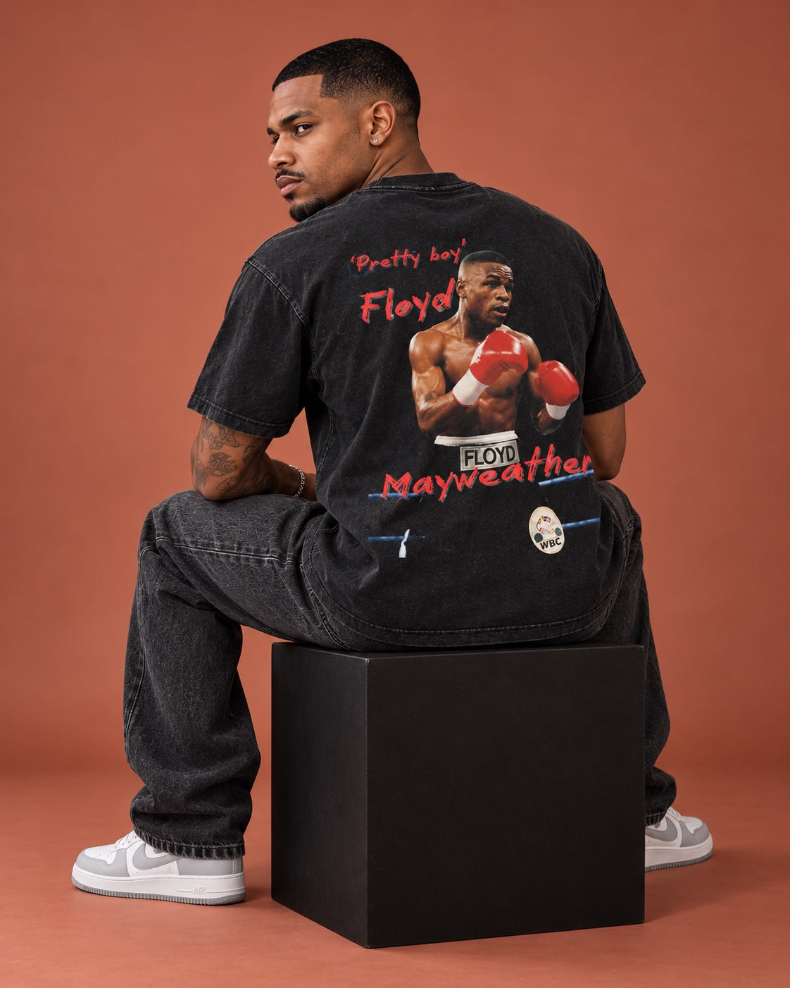 Modelo masculino de espalda con la camiseta Floyd Mayweather Pretty Boy